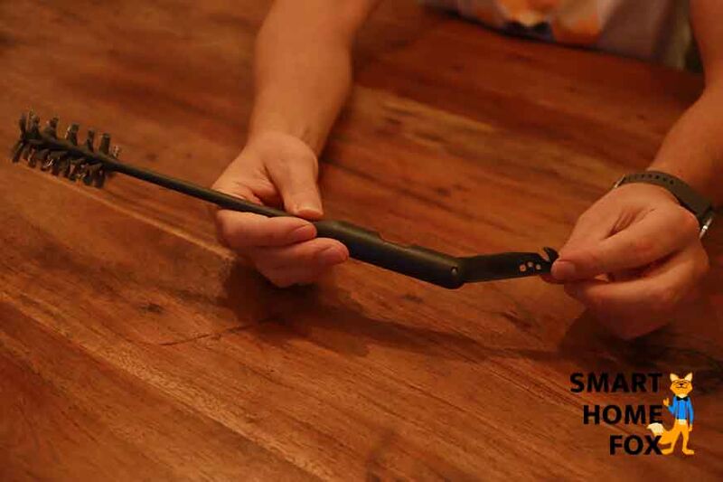 Man sieht das Reinigungszubehör eines Akku-Saugwischers.